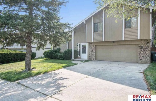 Millard House | Cheerful 3 Bedroom House, 2 Bathrooms, 5 minutes from the interstate
