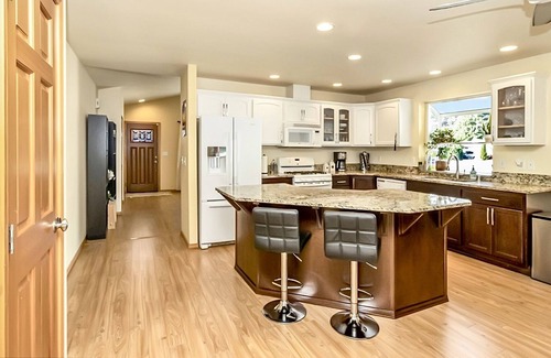 Murphys Corner House | Cheerful 3 bedroom Rambler near Boeing and Costco
