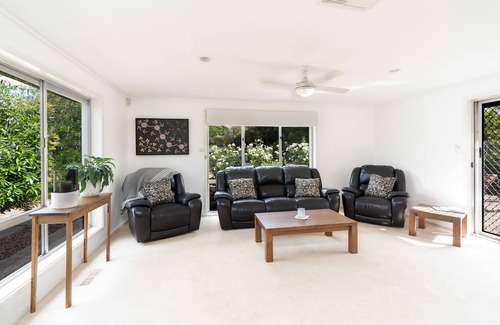 Mawson House | Cheerful 3 Bedroom Residential Home with Pool