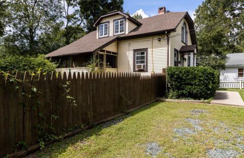 Fry's Spring House | Cheerful 3 Bedroom Home, Walk To Uvastadium
