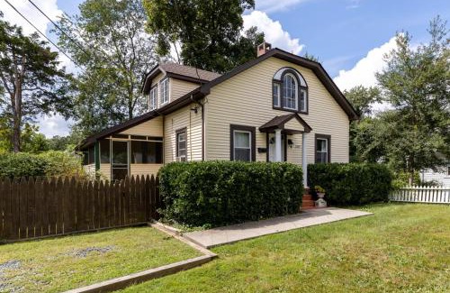 Fry's Spring House | Cheerful 3 Bedroom Home, Walk To Uvastadium