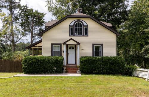 Fry's Spring House | Cheerful 3 Bedroom Home, Walk To Uvastadium