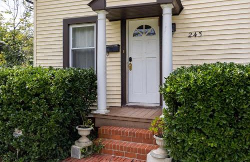 Fry's Spring House | Cheerful 3 Bedroom Home, Walk To Uvastadium