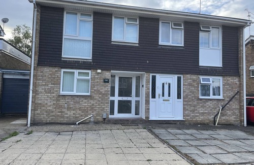 Luton House | Cheerful 3 Bedroomed house,with parking and free intern free