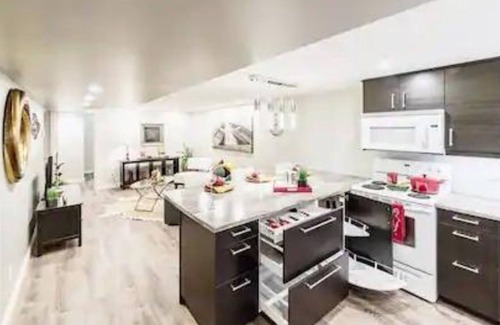 Northwest Edmonton House | Cheerful 3Bdr 1Bath Suite in North Edmonton