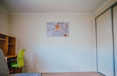 Crace House | Cheerful 3BR townhouse with free parking in Crace