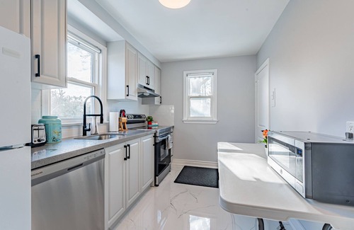 The Queensway House | Cheerful 4 Bed 2 Bath in Downtown Etobicoke