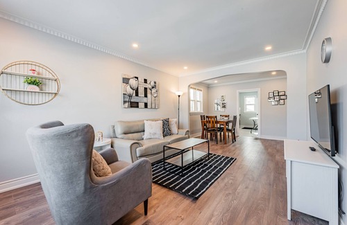 The Queensway House | Cheerful 4 Bed 2 Bath in Downtown Etobicoke