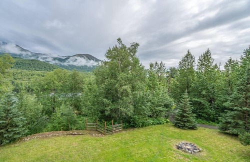 Lazy Mountain Apartment | Cheerful 4-Bedroom Cabin with gorgeous views