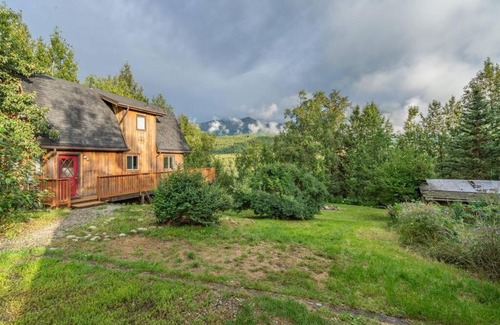 Lazy Mountain Apartment | Cheerful 4-Bedroom Cabin with gorgeous views