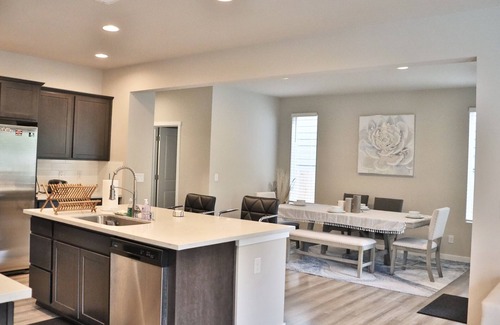 Marysville House | Cheerful 4-bedroom home- Quiet and close to everything you’ll need