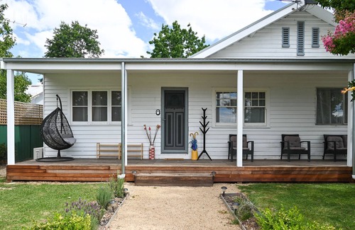 Mansfield House | Cheerful 4 Bedroom Home with Spa