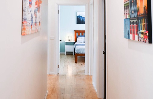Mansfield House | Cheerful 4 Bedroom Home with Spa