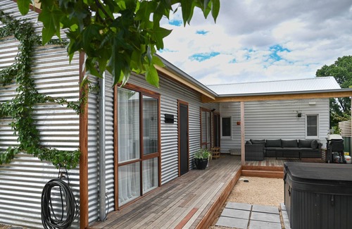 Mansfield House | Cheerful 4 Bedroom Home with Spa