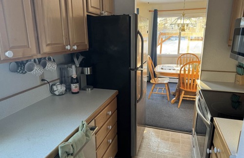 Sand Lake House | Cheerful 4 bedroom home w/HOT TUB close to Airport