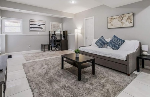 Grandview House | Cheerful 4 bedroom home on a quiet cul-de-sac