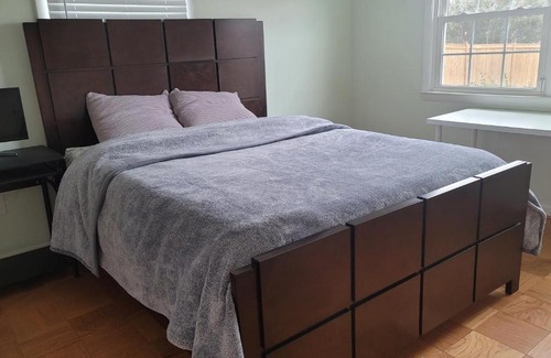 Woodbridge House | Cheerful 4-bedroom house with backyard