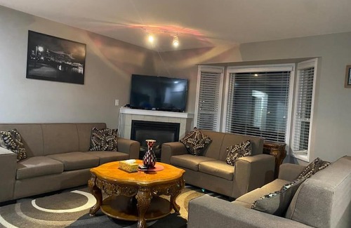 Langley House | Cheerful 4 Bedroom House with Huge Patio
