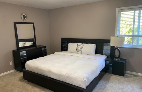 Langley House | Cheerful 4 Bedroom House with Huge Patio