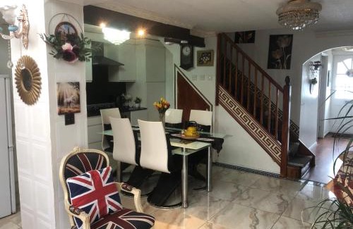 Elephant and Castle House | Cheerful 4 bedroom house with garden free parking