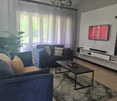Katberg Apartment | Cheerful 4 Bedroom in a Golf Estate