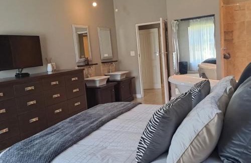 Katberg Apartment | Cheerful 4 Bedroom in a Golf Estate