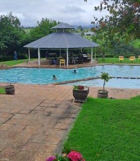 Katberg Apartment | Cheerful 4 Bedroom in a Golf Estate