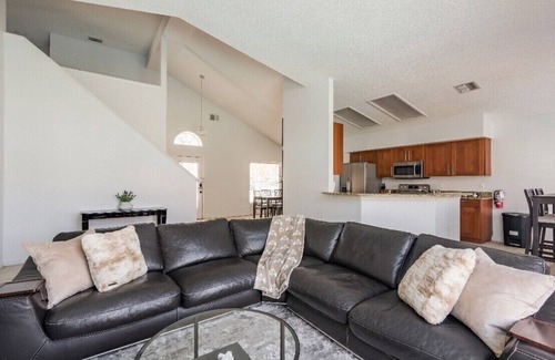 Lindfields House | Cheerful 4 bedroom minutes from disney with pool.