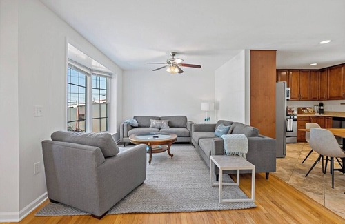 Lake Barcroft House | Cheerful | 4 bedroom | Luxury | Center | Sunny