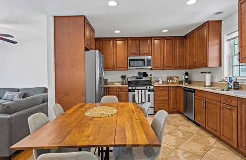 Lake Barcroft House | Cheerful | 4 bedroom | Luxury | Center | Sunny