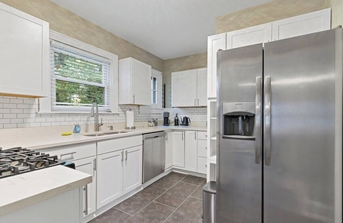 Roselawn Finance House | Cheerful 4-bedroom w/first floor master