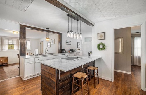 Mount Pleasant House | Cheerful 4br/1.5ba Farmhouse Close to Shem Creek!