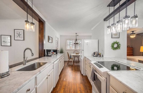 Mount Pleasant House | Cheerful 4br/1.5ba Farmhouse Close to Shem Creek!