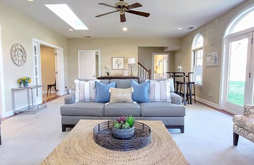 Lake Barcroft House | Cheerful 5-Bdrm Home | Huge Fenced Yard | Kid-Pet Friendly | Near it all!