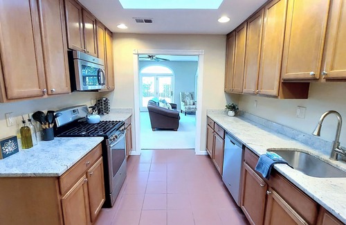 Lake Barcroft House | Cheerful 5-Bdrm Home | Huge Fenced Yard | Kid-Pet Friendly | Near it all!