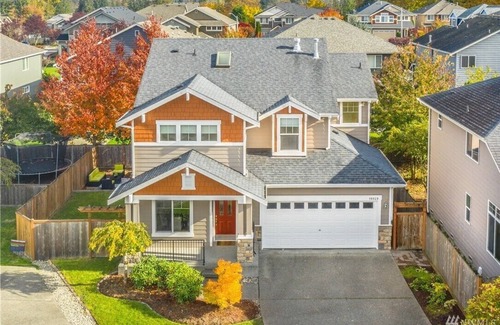 Alderwood Manor House | Cheerful 5 bedroom home on a cul-de-sac with free parking and side yard