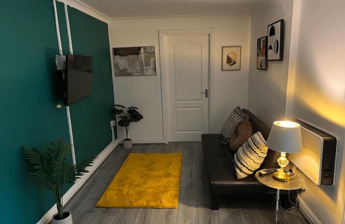 Castle Bromwich Apartment | Cheerful 5 Bedroom House - Sleeps 10 at Waveney Croft