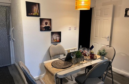 Castle Bromwich Apartment | Cheerful 5 Bedroom House - Sleeps 10 at Waveney Croft