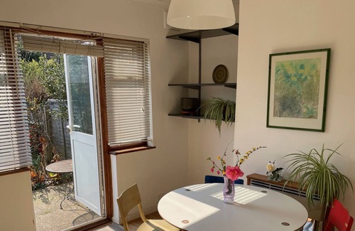 Crofton Park House | Cheerful and cute 2 bedroom house.