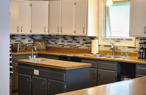 Northeast Anchorage House | Cheerful and Spacious Home/Sleeps 16