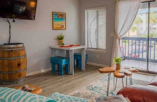 Tybee Island Condo | Cheerful Beachfront Condo, sleeps 2 adults & 2 children