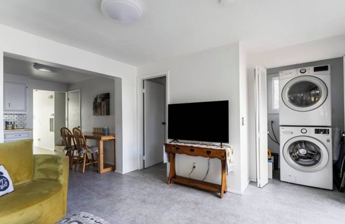West End House | Cheerful beautiful home with fully fenced backyard in North Tacoma