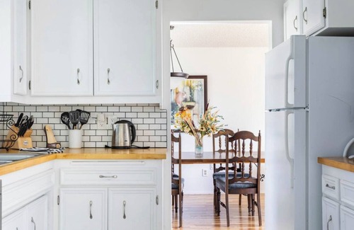 West End House | Cheerful beautiful home with fully fenced backyard in North Tacoma