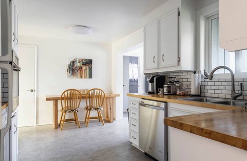 West End House | Cheerful beautiful home with fully fenced backyard in North Tacoma