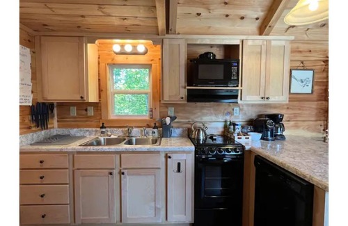 Mill Spring Cabin | Cheerful Cabin with Mountain View & Hot Tub