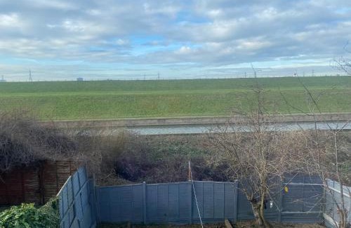 Endlebury Apartment | Cheerful Chingford, Beautiful Views, Free Parking