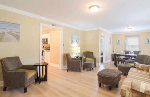Gulfport House | Cheerful Coastal Home. Close to Beach, 4Br/2Ba, Sleeps 13 guests