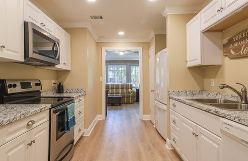 Gulfport House | Cheerful Coastal Home. Close to Beach, 4Br/2Ba, Sleeps 13 guests