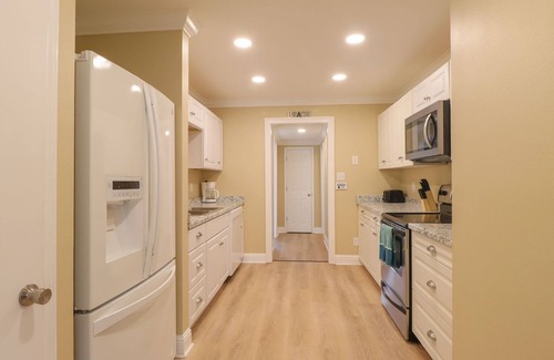 Gulfport House | Cheerful Coastal Home. Close to Beach, 4Br/2Ba, Sleeps 13 guests