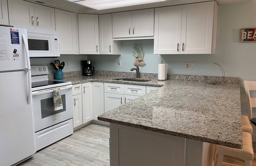 Cherry Grove Beach Condo | Cheerful, Comfortable Condo - Close to the Beach!